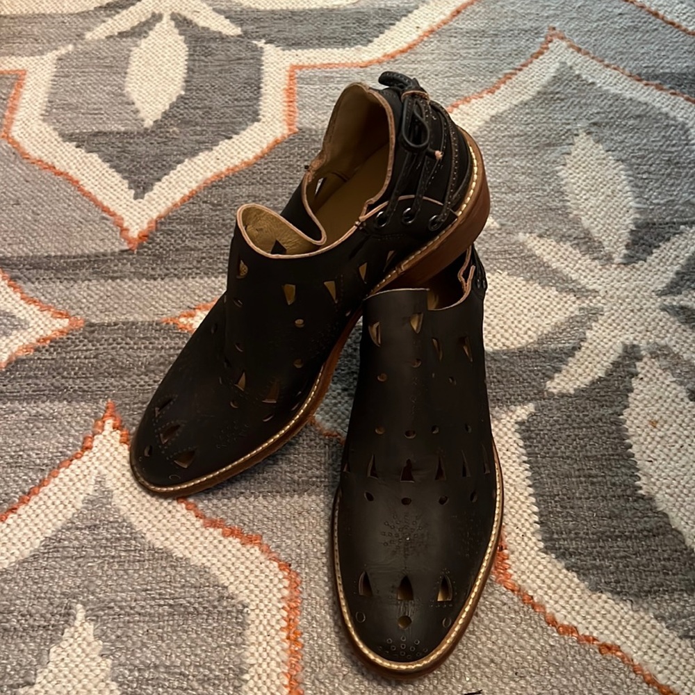 Musse & Cloud Black cutout shoes